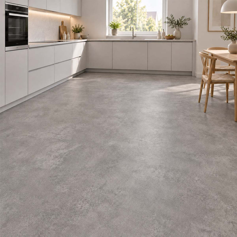 Klick Vinylboden b!design Udine Fliesenoptik Grau in einer hellen Küche mit weißen Fronten, als Restposten bei Floor4All.
