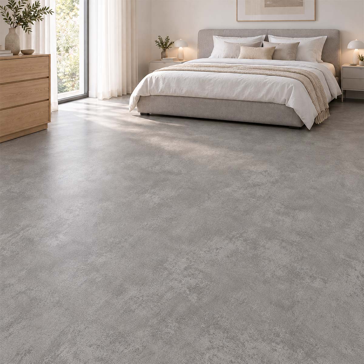 Klick Vinylboden b!design Udine Fliesenoptik Grau im hellen Schlafzimmer mit Polsterbett, als Restposten bei Floor4All.