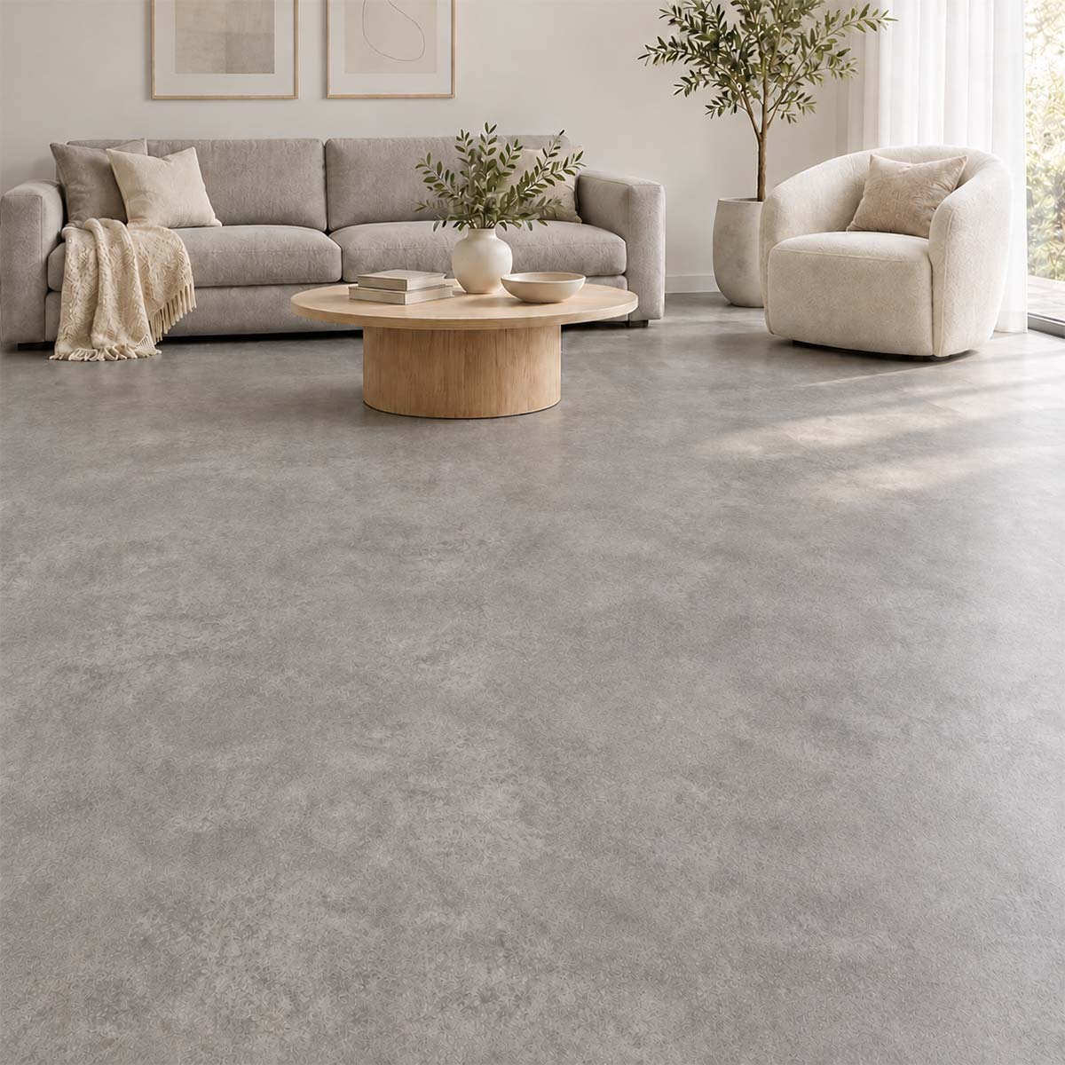 Klick Vinylboden b!design Udine Fliesenoptik Grau im Wohnzimmer mit hellgrauem Sofa und hellgrauen Fugen, als Restposten bei Floor4All.