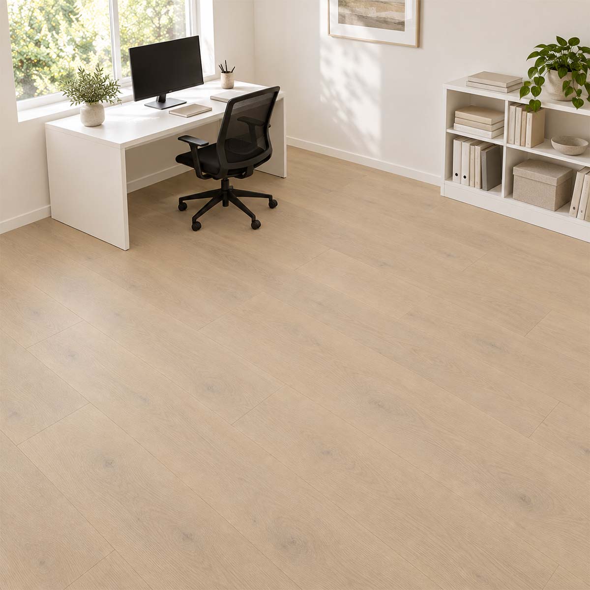 Klick Vinylboden Coretti ecru mit Kork Trittschalldämmung im Arbeitszimmer mit weißem Schreibtisch – Restposten bei Floor4All.