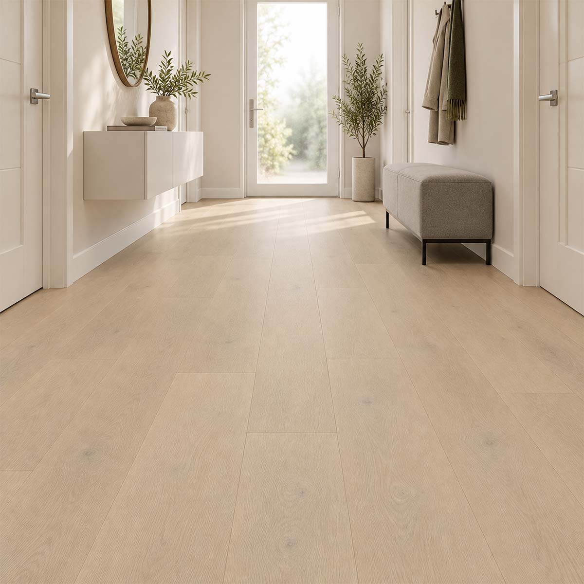 Klick Vinylboden Coretti ecru mit Kork Trittschalldämmung im hellen Flur mit Sitzbank und Wandkonsole – Restposten bei Floor4All.
