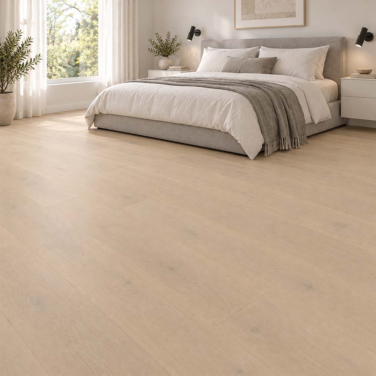 Klick Vinylboden Coretti ecru mit Kork Trittschalldämmung im Schlafzimmer mit grauem Polsterbett – Restposten bei Floor4All.