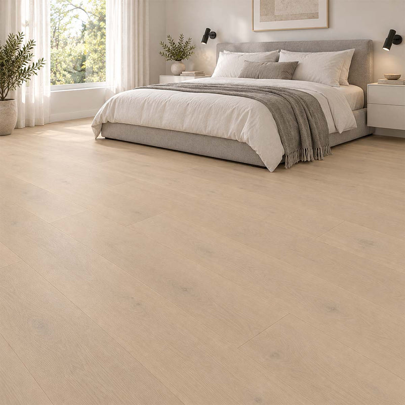 Klick Vinylboden Coretti ecru mit Kork Trittschalldämmung im Schlafzimmer mit grauem Polsterbett – Restposten bei Floor4All.