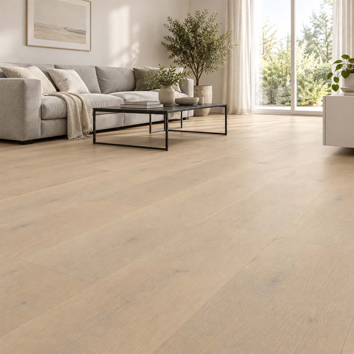 Klick Vinylboden Coretti ecru mit Kork Trittschalldämmung im hellen Wohnzimmer mit grauem Sofa – Restposten bei Floor4All.