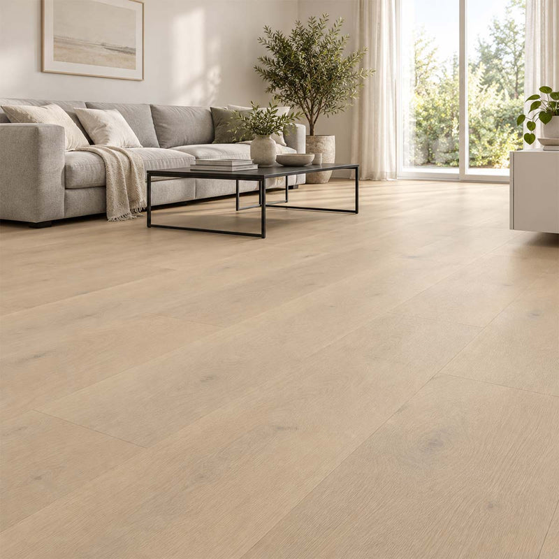 Klick Vinylboden Coretti ecru mit Kork Trittschalldämmung im hellen Wohnzimmer mit grauem Sofa – Restposten bei Floor4All.