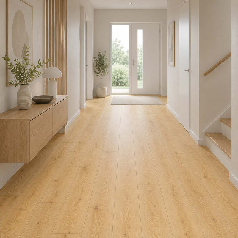 Heller Eingangsbereich mit Klick Vinylboden Dennett Pro Nature Classen in freundlicher Eichenoptik.
