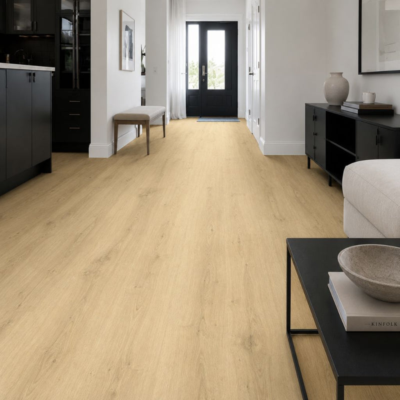 Heller Eichenboden verbindet Flur, Küche und Wohnbereich in einem offenen Grundriss von Floor4all