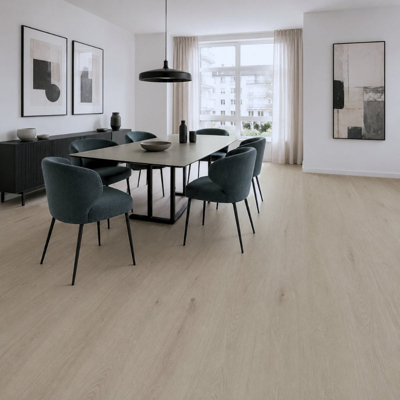 Esszimmer mit Klick Vinylboden Eiche Bruno in heller Eichenoptik und dunkelblauen Polsterstühlen von Floor4all