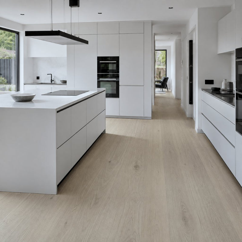 Moderne weiße Küche mit Klick Vinylboden Eiche Bruno in heller Holzoptik von Floor4all