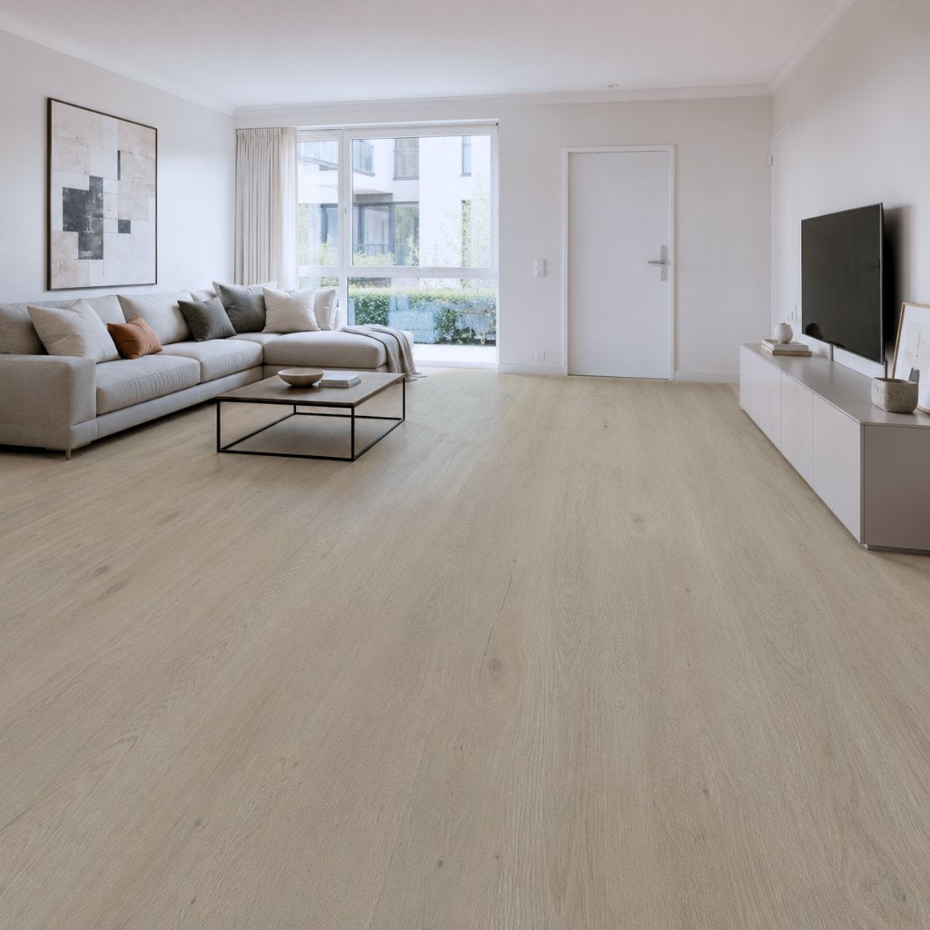 Helles Wohnzimmer mit Klick Vinylboden Eiche Bruno und moderner, offener Einrichtung von Floor4all