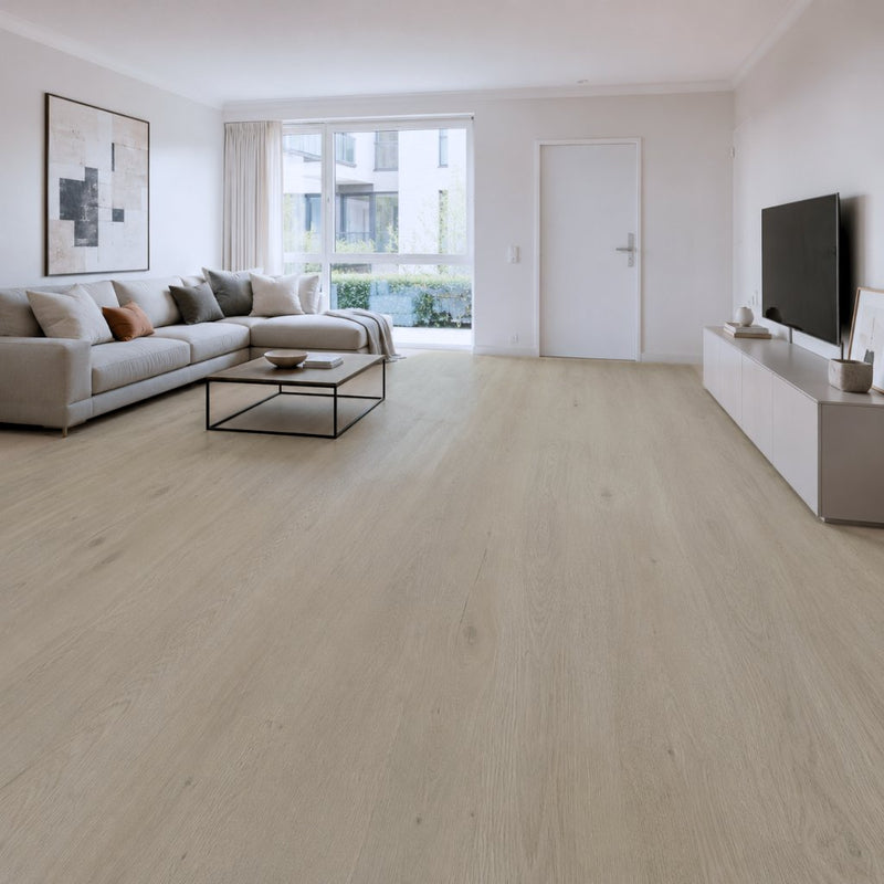 Helles Wohnzimmer mit Klick Vinylboden Eiche Bruno und moderner, offener Einrichtung von Floor4all