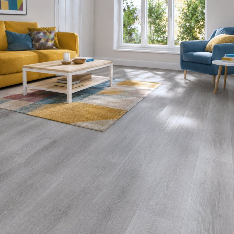 Klick Vinylboden Eiche grau geweißt in hellem Wohnzimmer mit bunten Möbeln und Tageslicht von Floor4all