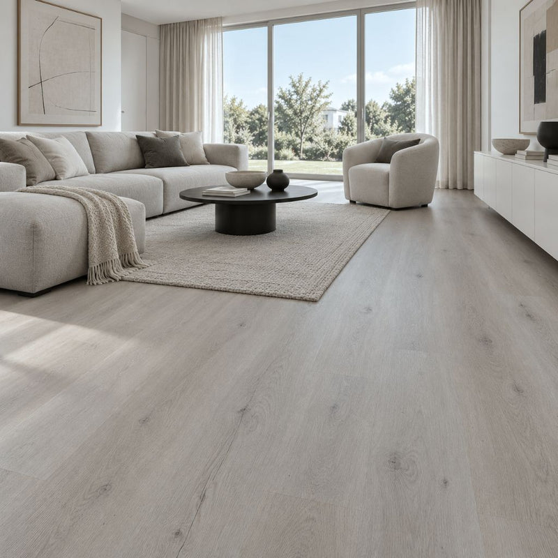 Helles Wohnzimmer mit Klick Vinylboden Eiche Loi Natur, hellem Sofa und großer Fensterfront von Floor4al