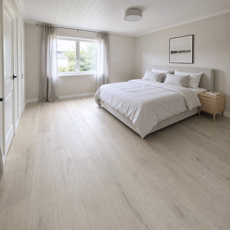 Klick Vinylboden Eiche Narvi hell im hellen Schlafzimmer mit Trittschalldämmung von Floor4all