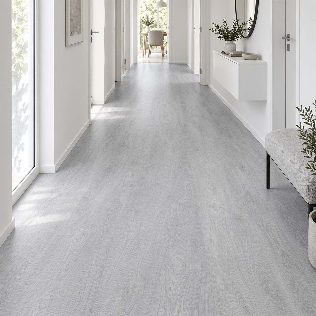 Klick Vinylboden Eiche Oslo Landhausdiele in hellgrauer Holzoptik im Flur – Restposten bei Floor4All.