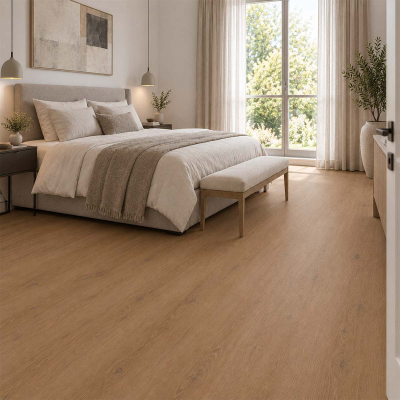 Klick Vinylboden Eiche Sinova mit Trittschalldämmung in einem hellen Schlafzimmer mit grauem Polsterbett
