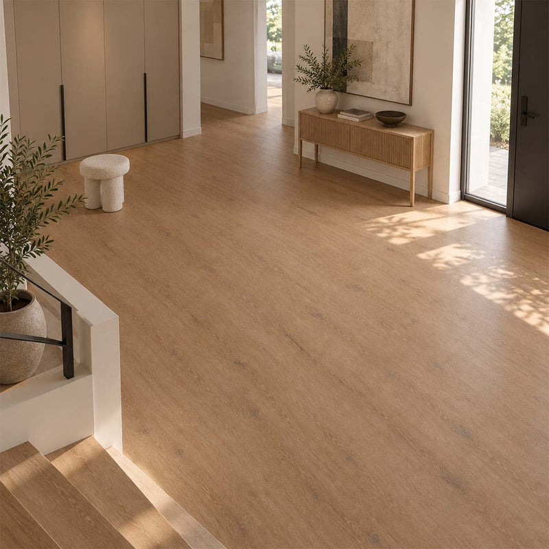 Klick Vinylboden Eiche Sinova mit Trittschalldämmung in einem modernen Wohnzimmer mit dunkler Sitzlandschaft