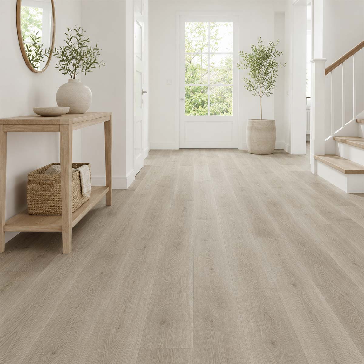 Klick Vinyl Eiche Trendi in einem hellen Flur mit Holzkonsole, Treppe und großen Fenstern