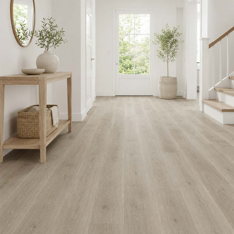 Klick Vinyl Eiche Trendi in einem hellen Flur mit Holzkonsole, Treppe und großen Fenstern