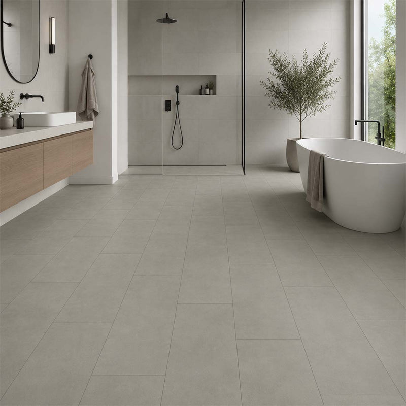 Klick Vinylboden Killelton Pro Nature Classen in einem modernen Badezimmer mit Badewanne und Dusche