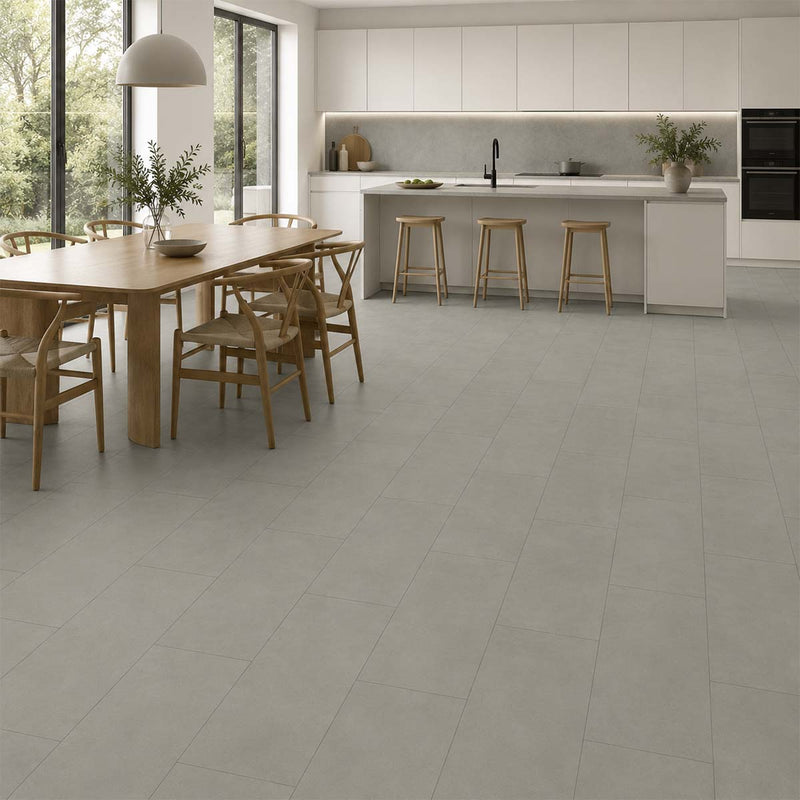 Klick Vinylboden Killelton Pro Nature Classen in einer hellen Küche mit Essbereich