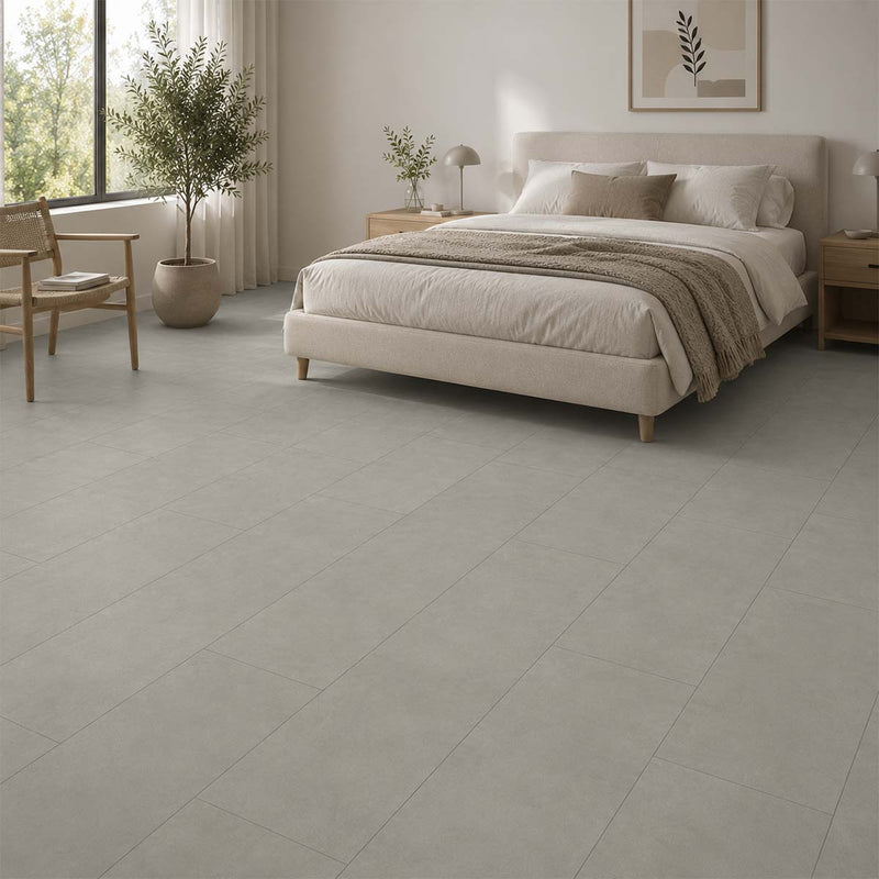 Klick Vinylboden Killelton Pro Nature Classen in einem hellen Schlafzimmer mit grauer Steinoptik