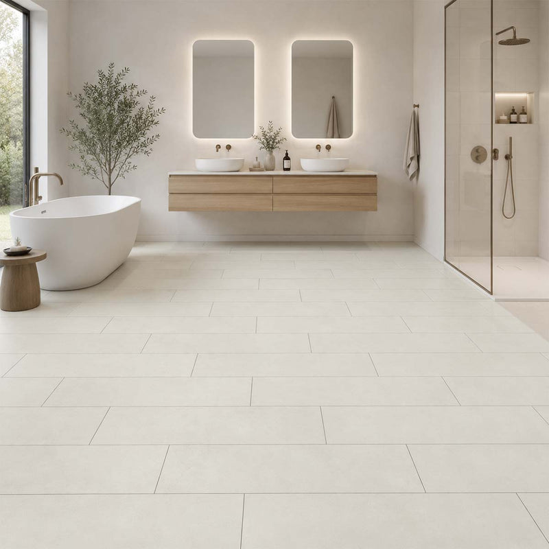 Klick Vinylboden Milford Pro Nature Classen in einem hellen Badezimmer mit freistehender Badewanne, Doppelwaschtisch 