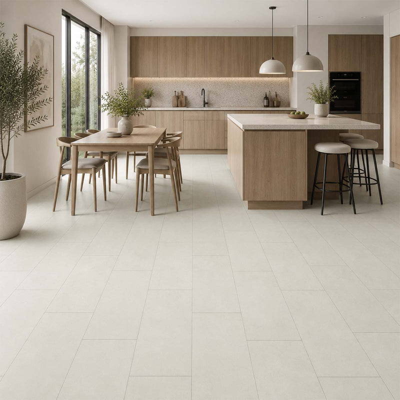 Klick Vinylboden Milford Pro Nature Classen in einer modernen Küche mit Kochinsel, Essbereich und Holzmöbeln