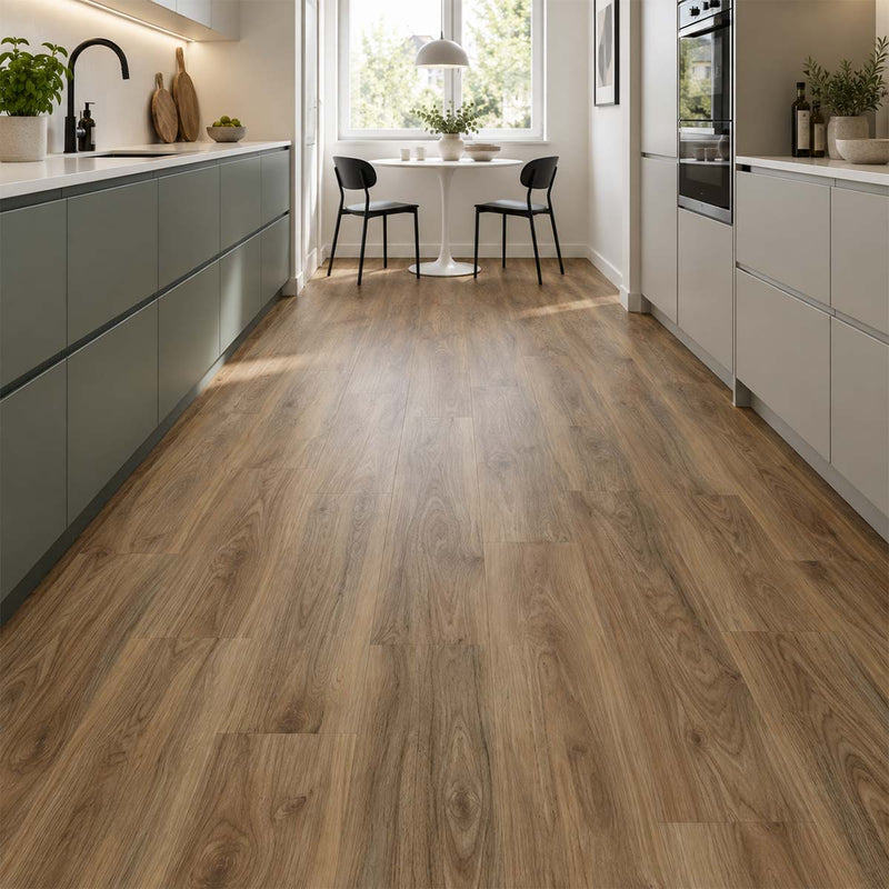 Klick Vinylboden Nussbaum Natur XL mit Trittschalldämmung in der zweizeiligen Küche mit graugrünen Fronten – Floor4All.