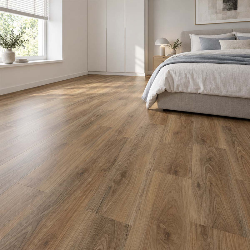 Klick Vinylboden Nussbaum Natur XL mit Trittschalldämmung im Schlafzimmer mit grauem Polsterbett und blaugrauer Bettwäsche – Floor4All.