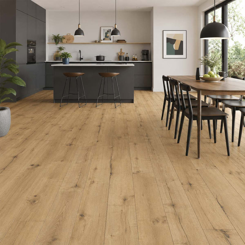 Klick Vinylboden Sumatra Pro Nature Classen in einer hellen Küche mit modernem Essbereich