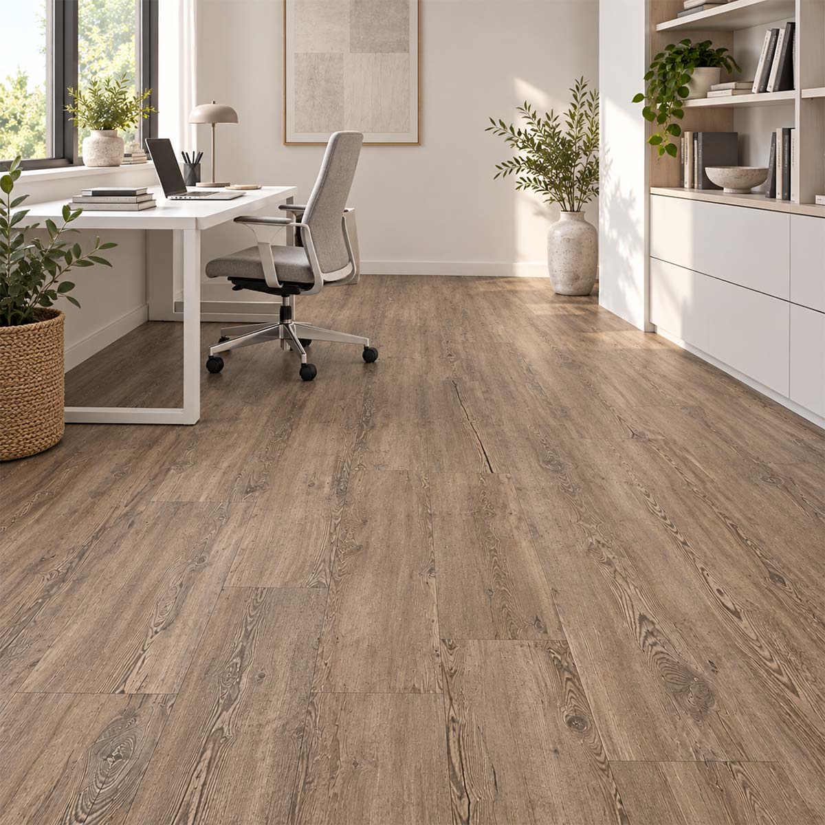 Klick Vinylboden Tuscan Pine mit Kork Trittschalldämmung in einem hellen modernen Arbeitszimmer