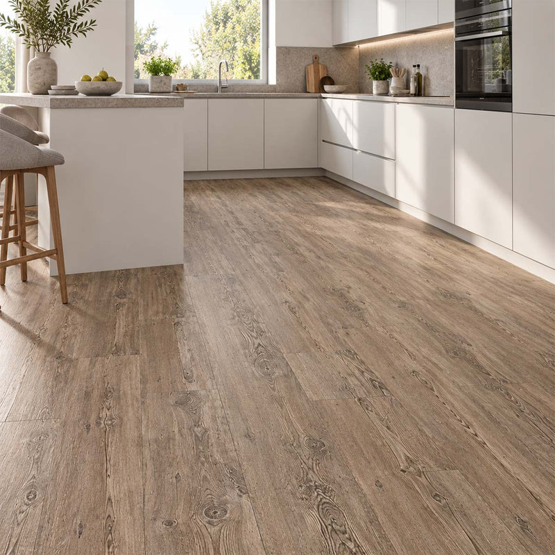 Klick Vinylboden Tuscan Pine mit Kork Trittschalldämmung in einer modernen weißen Küche