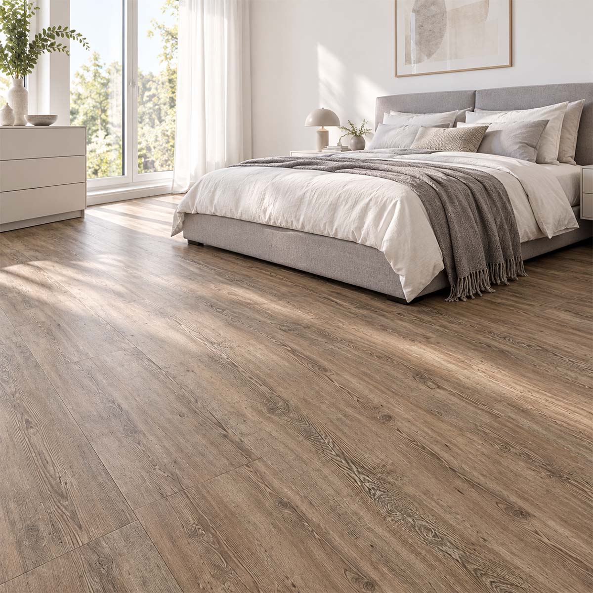 Klick Vinylboden Tuscan Pine mit Kork Trittschalldämmung in einem gemütlichen modernen Schlafzimmer