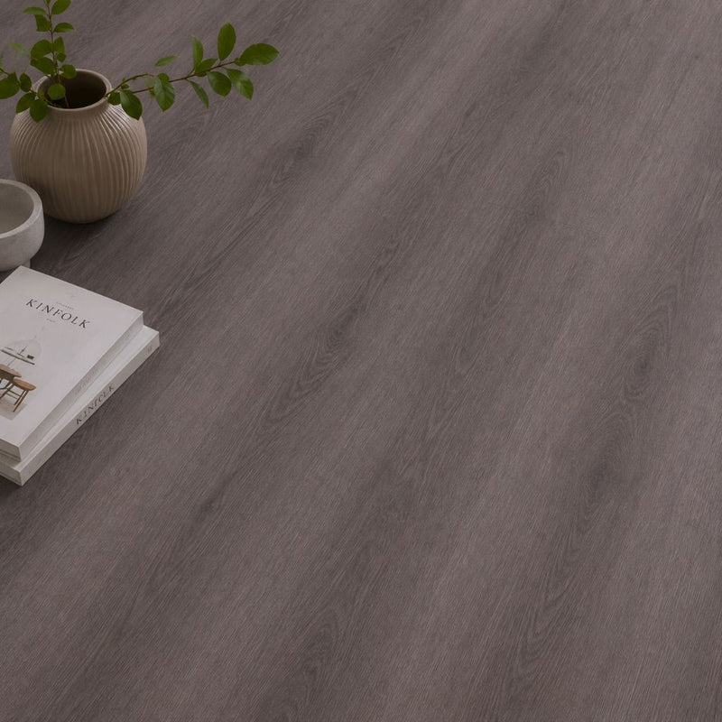 Nahaufnahme der Oberflächenstruktur in grau-brauner Holzoptik mit dezenter Maserung von Floor4all