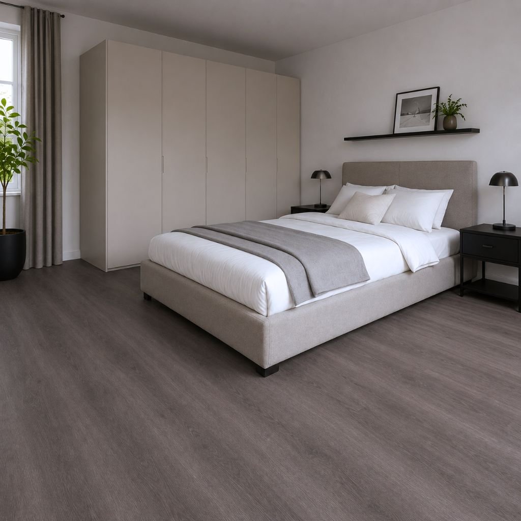 Dunkler Vinylboden im Schlafzimmer mit gepolstertem Bett und ruhiger Farbgestaltung von Floor4all