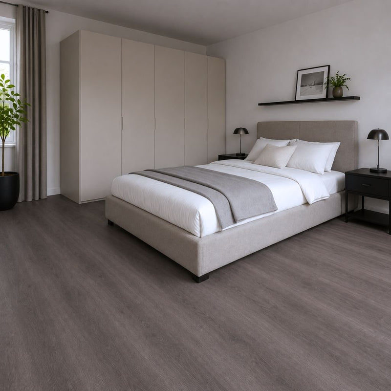 Dunkler Vinylboden im Schlafzimmer mit gepolstertem Bett und ruhiger Farbgestaltung von Floor4all