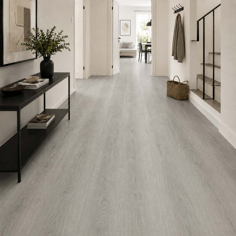 Klick Vinylboden X-Cellent Eiche Picea mit Trittschall im modernen Flur mit heller Wandgestaltung und minimalistischer Einrichtung