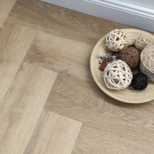 Klick Vinylboden Herringbone Fischgrät Alteno mit Trittschalldämmung von Check one