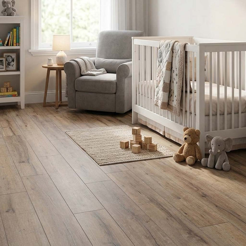 Kronotex Exquisit Laminat in XL-Diele, verlegt im Kinderzimmer mit Blick auf die geprägte Holzmaserung