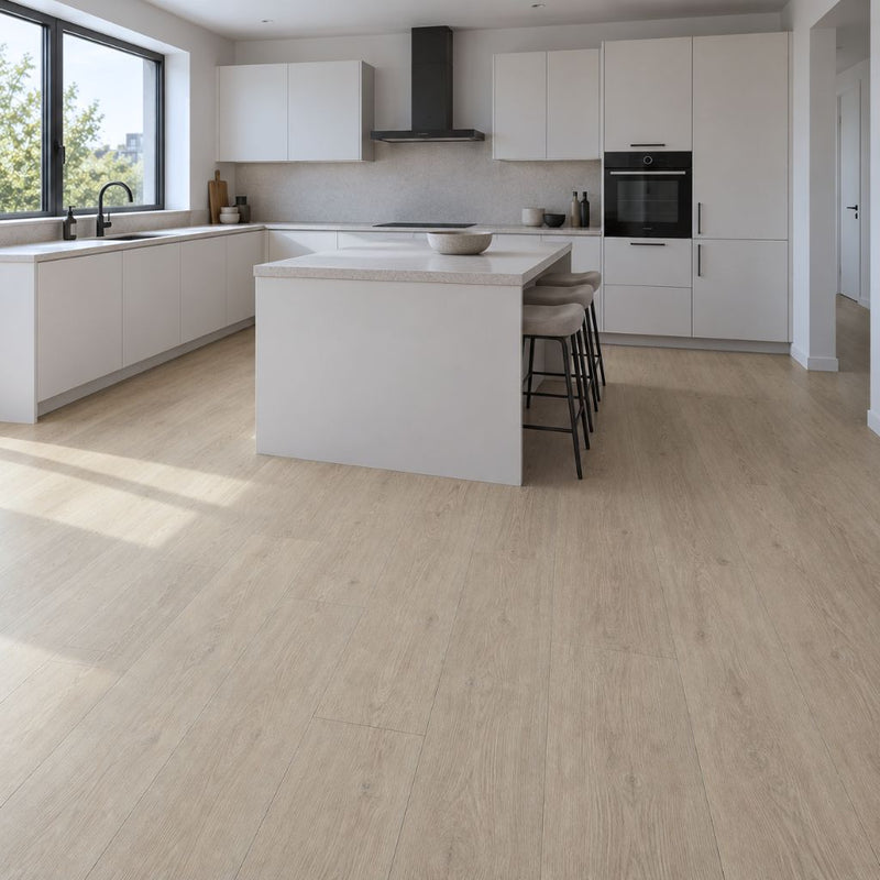 Laminat EGGER Classic Victoria Eiche als helle Landhausdiele in moderner Küche von Floor4all