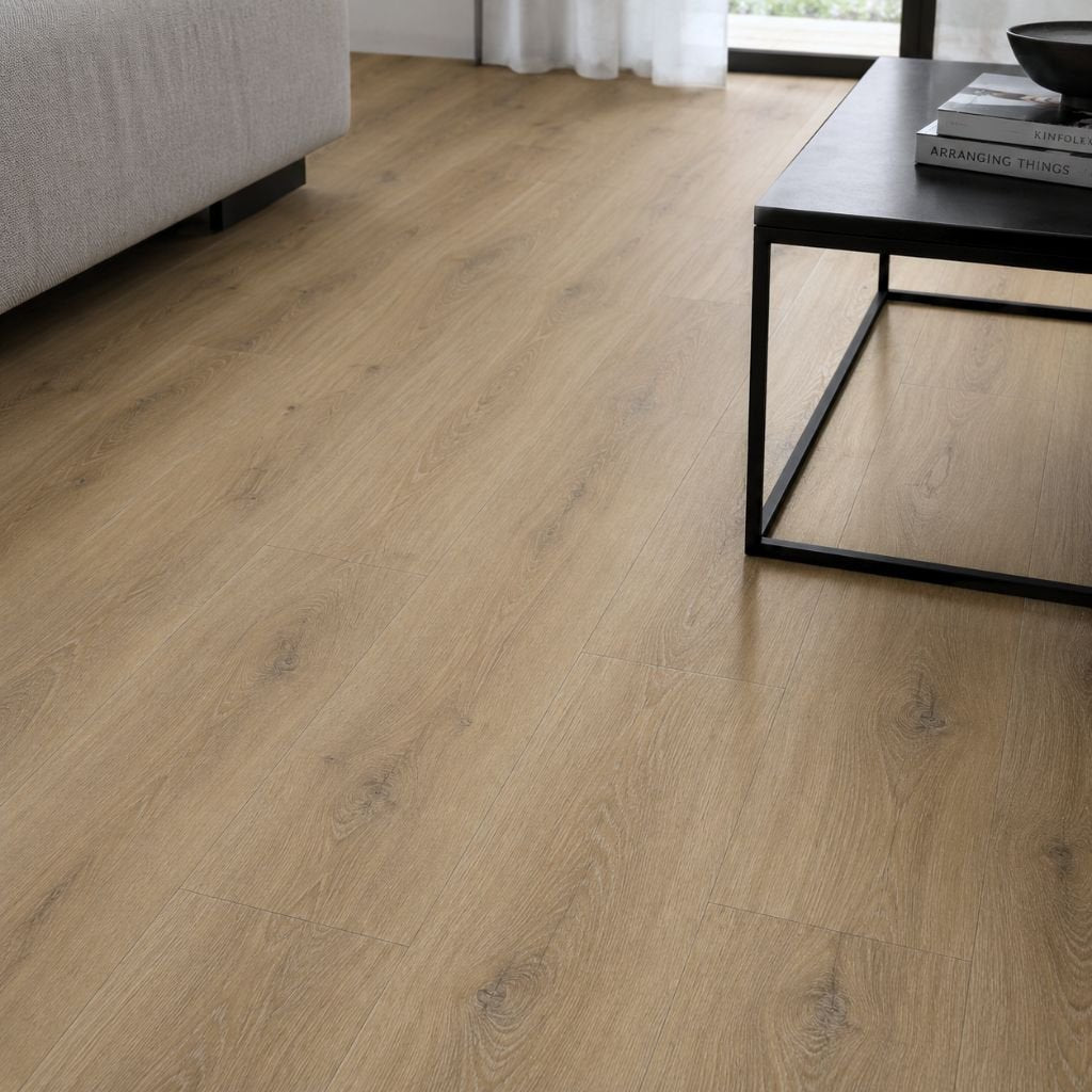 Laminat Kronotex Exquisit Prestige Eiche hell Landhausdiele im Wohnzimmer, Nahaufnahme der Holzoptik von Floor4all