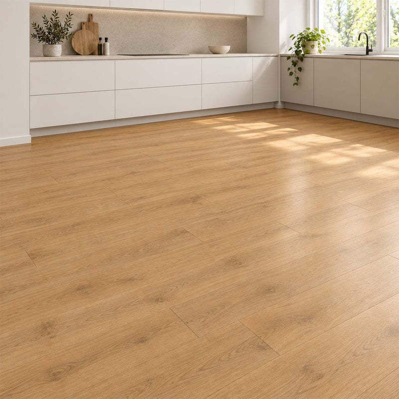 Laminat Klick EGGER Nord Eiche hellbraun in einer modernen Küche mit weißen Fronten und heller Steinarbeitsplatte – Restposten bei Floor4All.