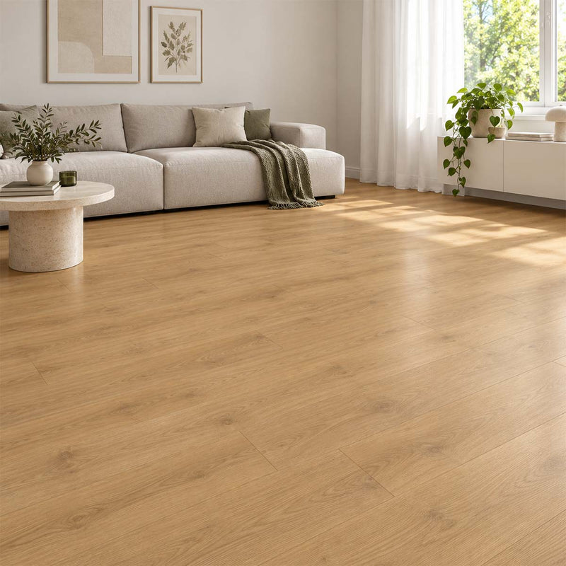 Laminat Klick EGGER Nord Eiche hellbraun im hellen Wohnzimmer mit grauem Sofa und rundem Couchtisch – Restposten bei Floor4All.