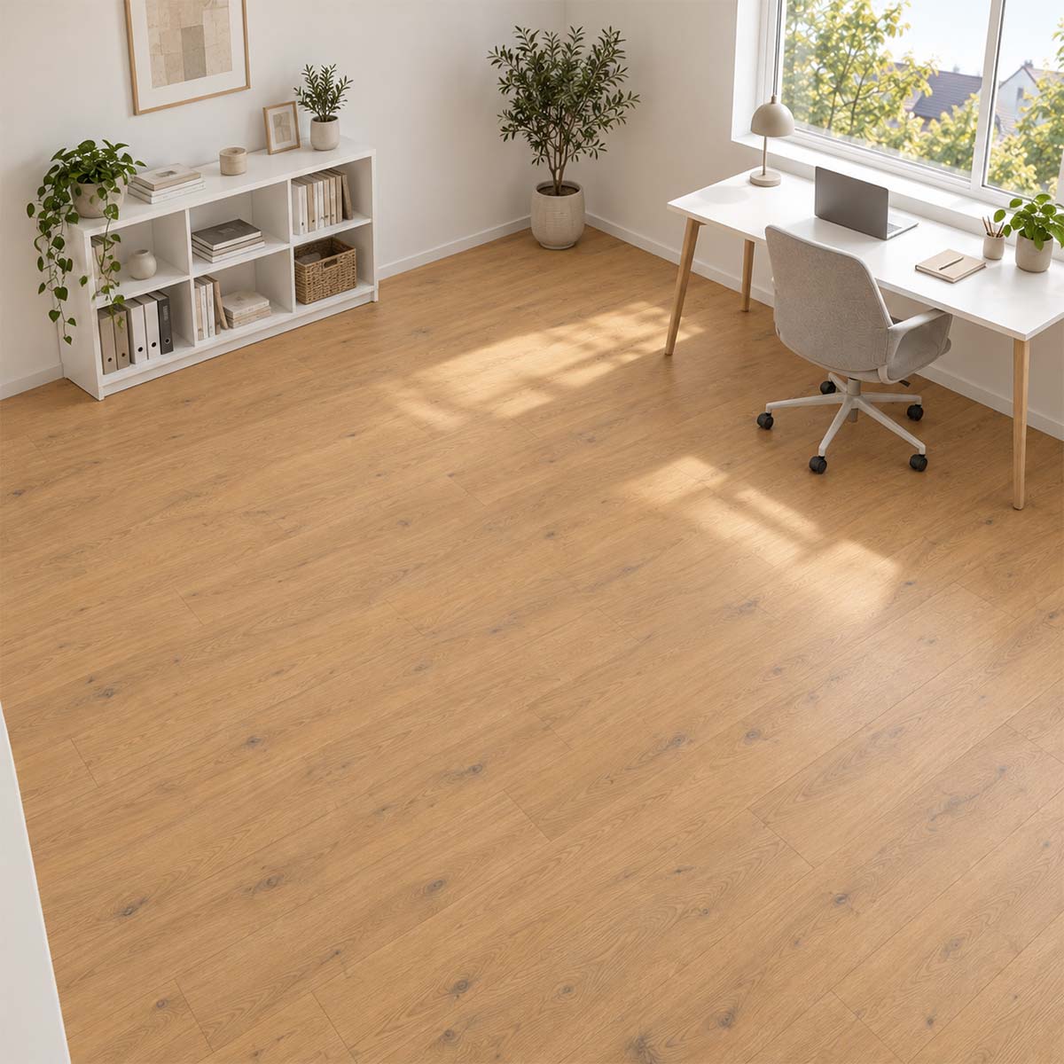 Laminat Klick EGGER Predaia Eiche Honey im Arbeitszimmer mit weißem Schreibtisch – Restposten bei Floor4All.