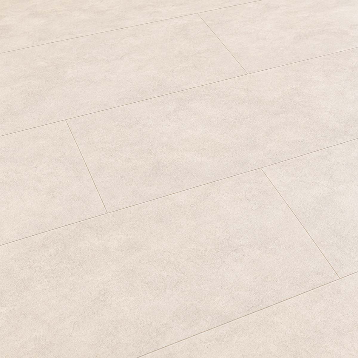 Laminat Klick Fliesenoptik Visiogrande Sichtestrich Weiß in der Detailaufnahme mit feiner mineralischer Struktur und dezenten Fasen – Restposten bei Floor4All.