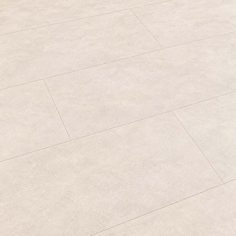 Laminat Klick Fliesenoptik Visiogrande Sichtestrich Weiß in der Detailaufnahme mit feiner mineralischer Struktur und dezenten Fasen – Restposten bei Floor4All.