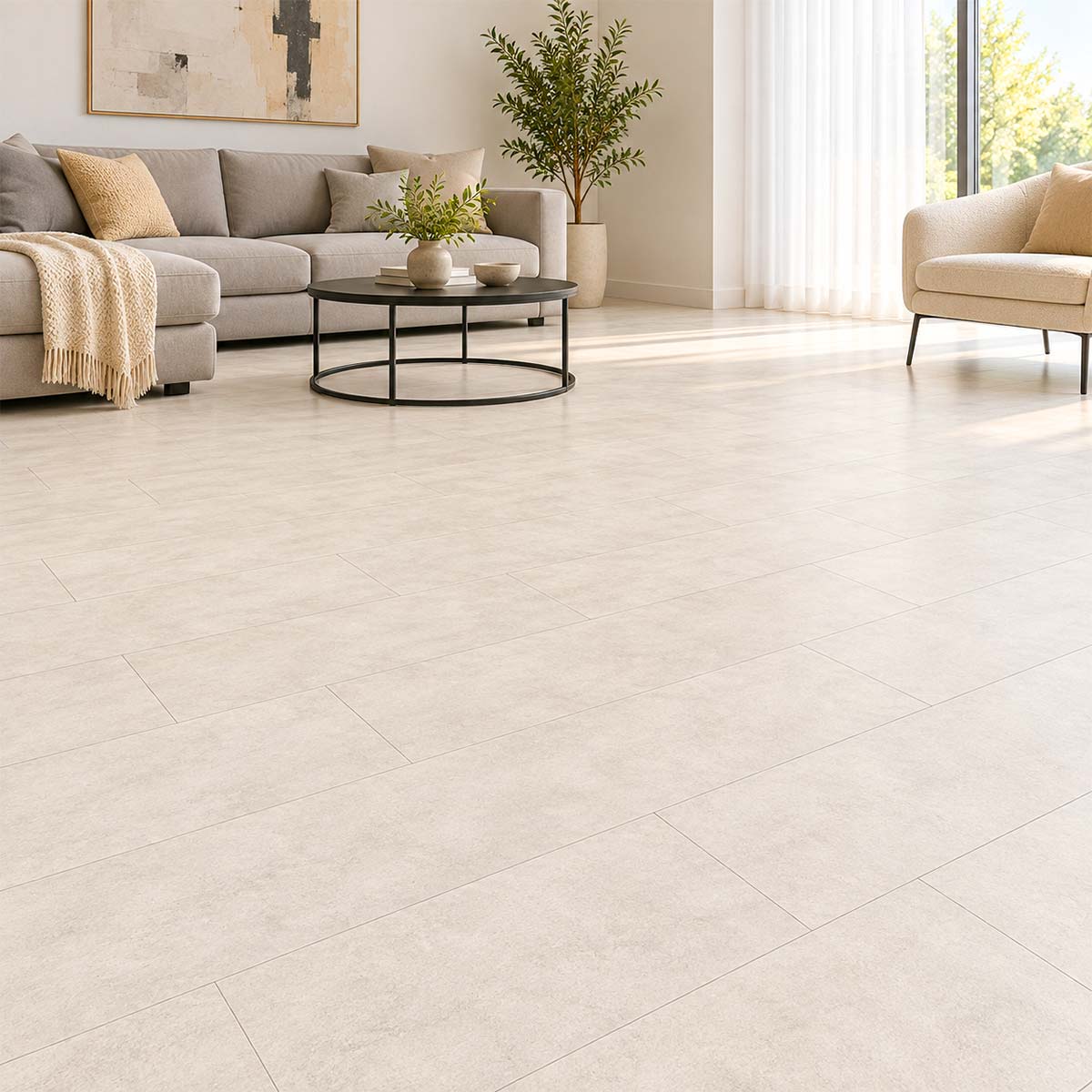 Laminat Klick Fliesenoptik Visiogrande Sichtestrich Weiß im modernen Wohnzimmer mit grauem Sofa und heller Bodenfläche – Restposten bei Floor4All.
