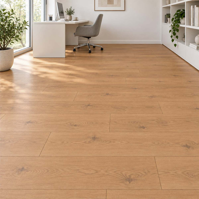 Laminat Klick Kronoflooring Eiche Saint Michel im hellen Arbeitszimmer mit weißem Schreibtisch – Restposten bei Floor4All.