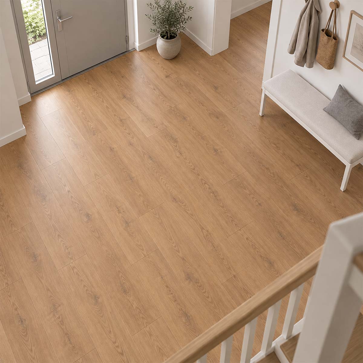 Laminat Klick Kronoflooring Eiche Saint Michel im Eingangsflur, vom Treppenabsatz aus betrachtet – Restposten bei Floor4All.